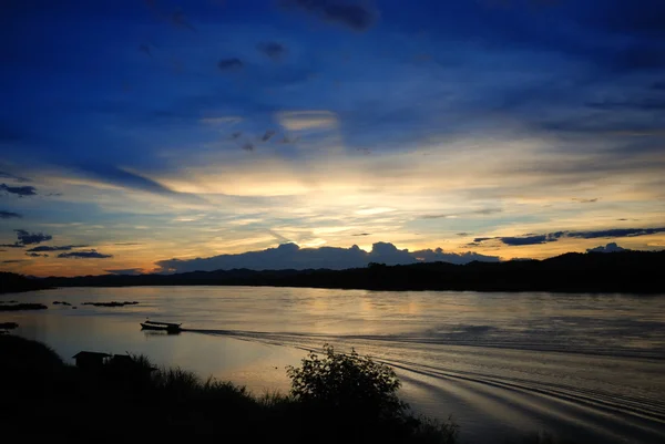 Sonnenuntergang am Fluss Khong — Stockfoto