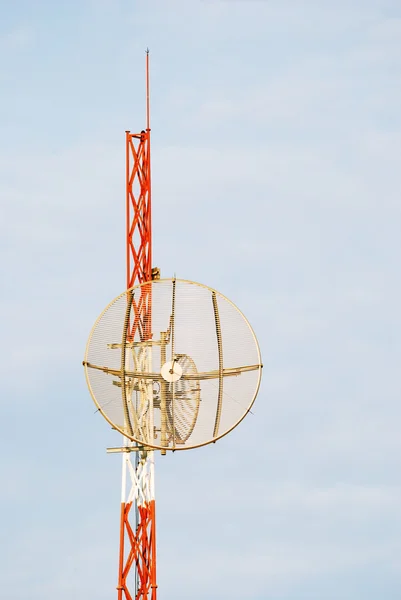 Antena de rádio no céu — Fotografia de Stock