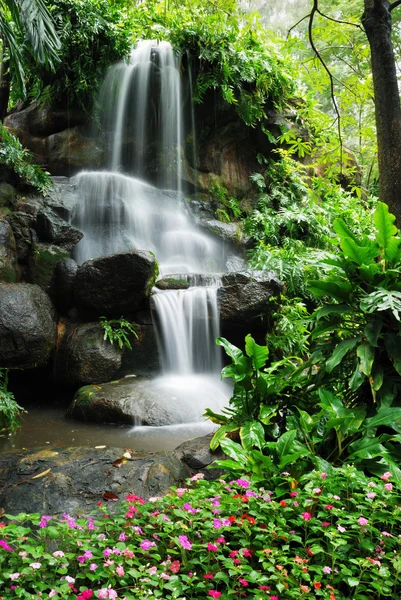 Bela cachoeira no jardim — Fotografia de Stock