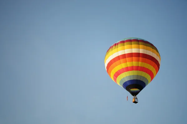 Balão colorido no céu — Fotografia de Stock