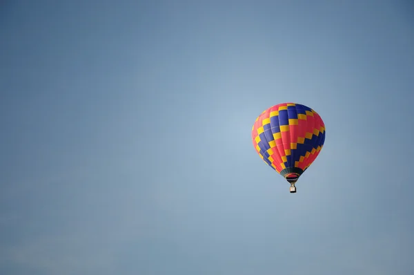 Balão colorido no céu — Fotografia de Stock