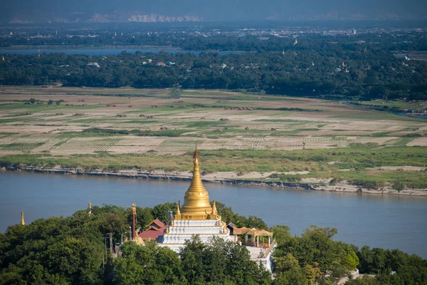 Kultainen pagodi Sagaing Hilliltä — kuvapankkivalokuva