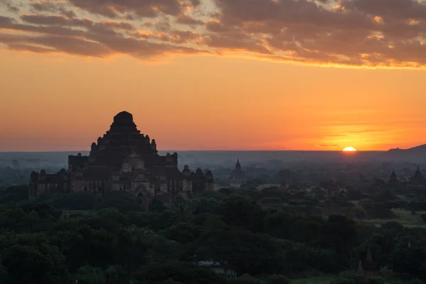 Templo Dhammayangyi durante o nascer do sol — Fotografia de Stock