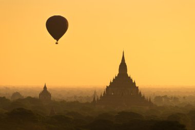 Sıcak hava balonu Bagan içinde