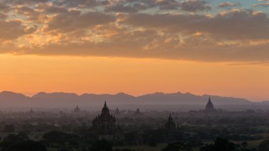 Pagoda içinde Bagan manzarası