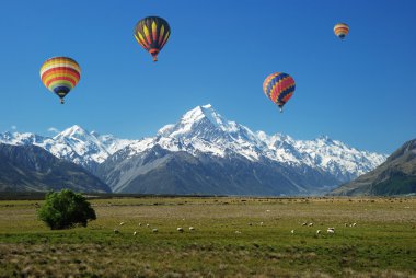 Mt. Cook üzerinde yüzen balonlar
