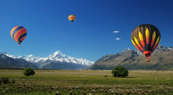 Balloons floating over Mt. Cook — Stock Photo, Image