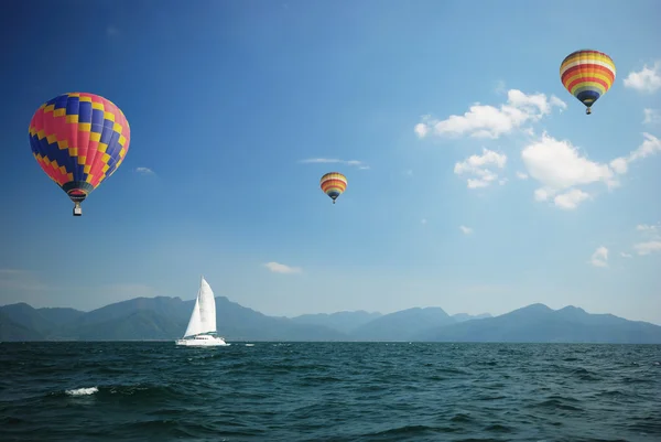 Veleiro navegando pelo mar com balão — Fotografia de Stock