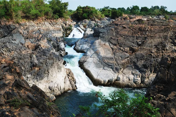 Great flowing waterfall — Stock Photo, Image