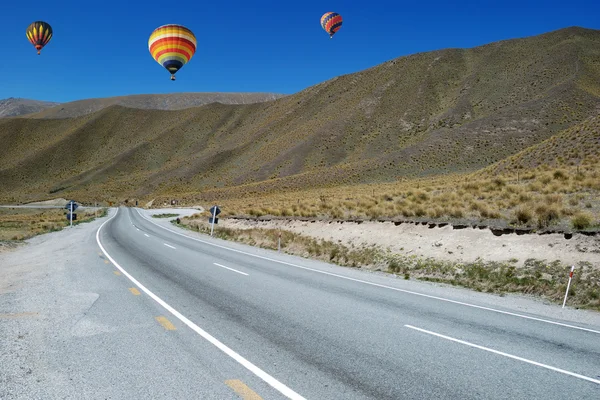 以上道路飞往 Omarama 的气球 — 图库照片