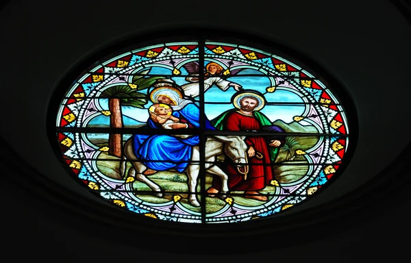 Färgstarka glas i kyrkan — Stockfoto