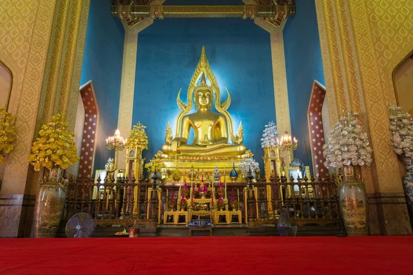 Goldene Buddha-Skulptur — Stockfoto