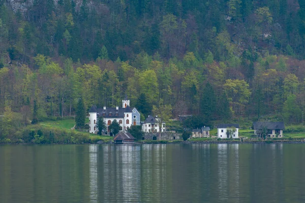 Gereja dekat danau di Hallstatt — Stok Foto