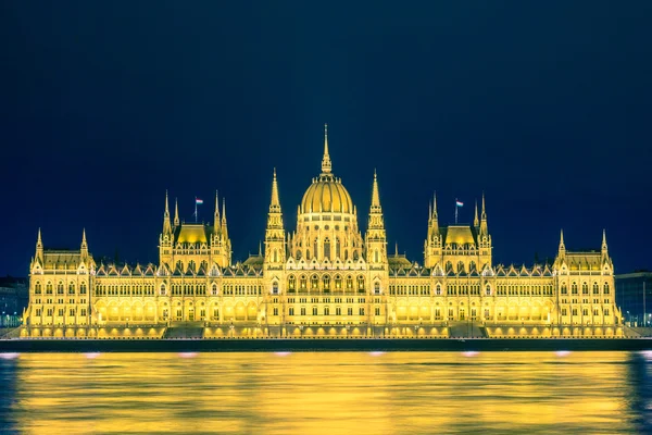 Hungarian parliament at night Royalty Free Stock Images