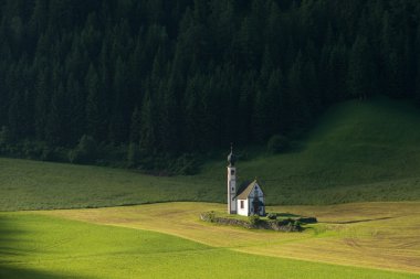 Kilise Santa Maddalena Val di Funes, Dolomites içinde