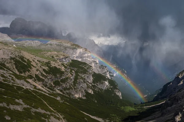 Arcs-en-ciel et chaîne de montagnes Photos De Stock Libres De Droits