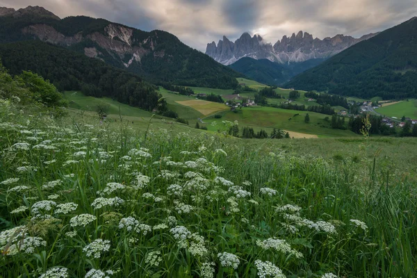 Petit village de Val di Funes Photo De Stock