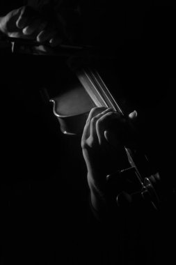 Kemancı. Keman çalan kemancı eller, yakın çekim.