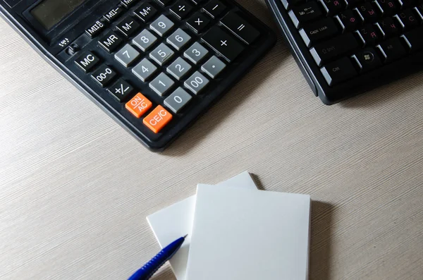 Hesap makinesi ve kağıt üstünde okul sırası
