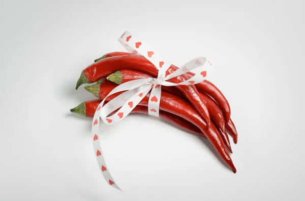 kırmızı biber demet şerit yürekleri ile bağlı