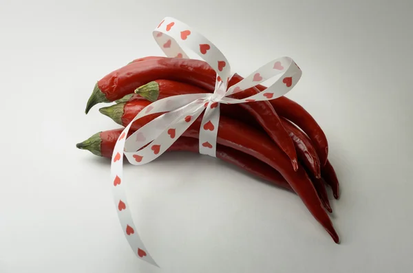 kırmızı biber demet şerit yürekleri ile bağlı
