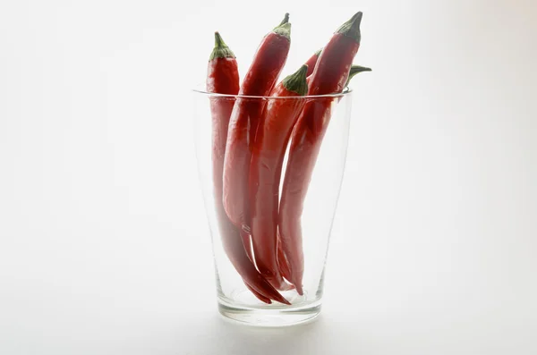 Röd chilipeppar i ett glas — Stockfoto