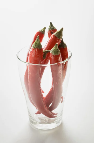 Röd chilipeppar i ett glas — Stockfoto