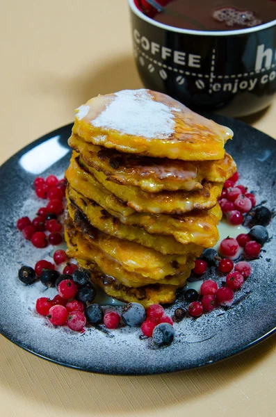 Siyah bir plaka üzerinde kabak kekler