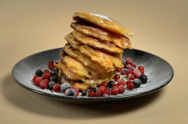 Siyah bir plaka üzerinde kabak kekler