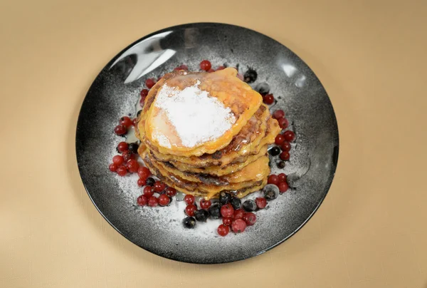 Siyah bir plaka üzerinde kabak kekler