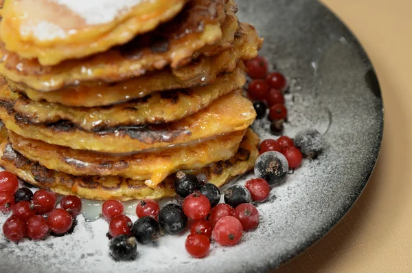 Siyah bir plaka üzerinde kabak kekler