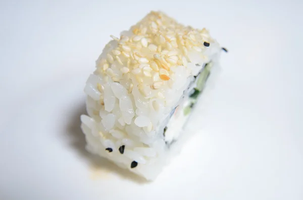Beyaz arka planda suşi.