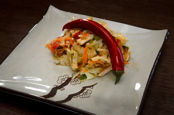 Baharatlı lahana salatası