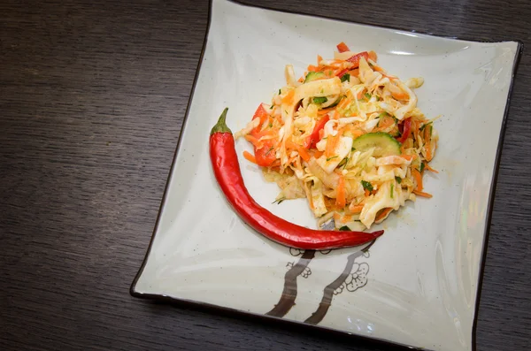 Baharatlı lahana salatası