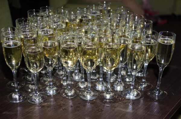 Bir kadeh şampanya.