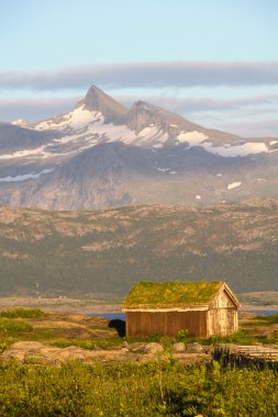 Dağın altındaki kır evi.