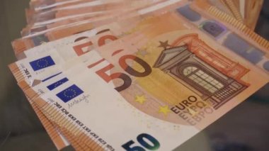 50 avroluk banknotlar ya da banknotlar halinde büyük kağıt para yığını. Çok para ya da para biriminin 4K videosu. Para ve finans. Olmak ya da zengin olmak kavramı