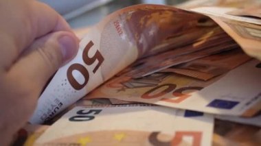 50 avroluk banknotlar ya da banknotlar halinde büyük kağıt para yığını. Çok para ya da para biriminin 4K videosu. Para ve finans. Olmak ya da zengin olmak kavramı