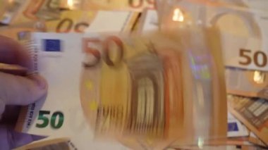 50 avroluk banknotlar ya da banknotlar halinde büyük kağıt para yığını. Çok para ya da para biriminin 4K videosu. Para ve finans. Olmak ya da zengin olmak kavramı