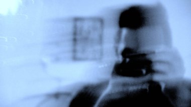 Bir fotoğrafçının aynada selfie çektiği sanatsal bulanık bir fotoğraf. Soyut bulanık fotoğrafçılık. Sanat konsepti
