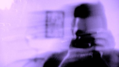 Bir fotoğrafçının aynada selfie çektiği sanatsal bulanık bir fotoğraf. Soyut bulanık fotoğrafçılık. Sanat konsepti
