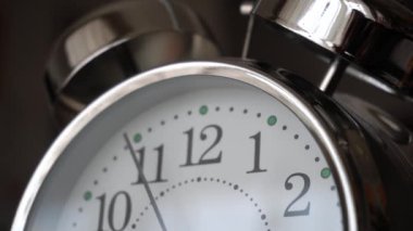 Büyük metalik bir saat. Zaman ya da zaman kavramı. Klasik retro mekanik çalar saat ve zil. Zaman geçiyor ya da sabahları uyanıyor. 4k video