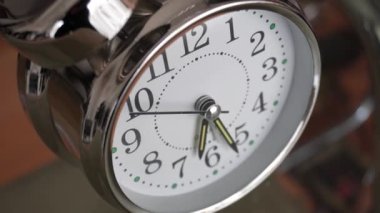 Büyük metalik bir saat. Zaman ya da zaman kavramı. Klasik retro mekanik çalar saat ve zil. Zaman geçiyor ya da sabahları uyanıyor. 4k video