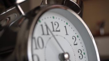 Büyük metalik bir saat. Zaman ya da zaman kavramı. Klasik retro mekanik çalar saat ve zil. Zaman geçiyor ya da sabahları uyanıyor. 4k video