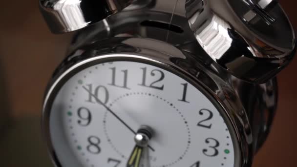 大きな金属時計を閉じます 時間や時間の概念を示す リンガーと古典的なレトロな機械式目覚まし時計 午前中は時間が経つか目を覚ます 4Kビデオ — ストック動画
