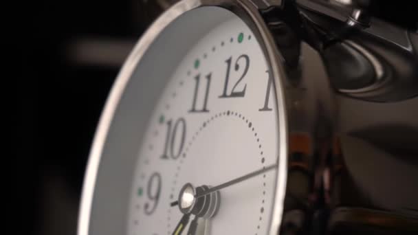 Μεγάλο Μεταλλικό Ρολόι Κοντά Χρόνος Προβολή Της Έννοιας Του Χρόνου — Αρχείο Βίντεο