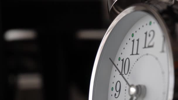 Große Metallische Uhr Aus Nächster Nähe Zeit Oder Zeigekonzept Klassischer — Stockvideo