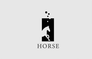 İçinde aygır şekilli harf logosu simgesi olan bir at. Şirket ve iş dünyası için siyah beyaz yaratıcı tasarım