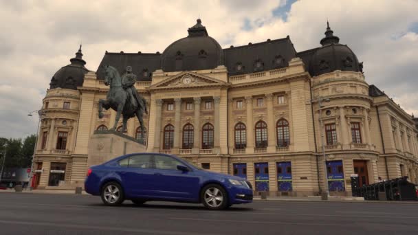 Видео Здания Библиотеки Bucharest National Central University Статуей Короля Румынии — стоковое видео