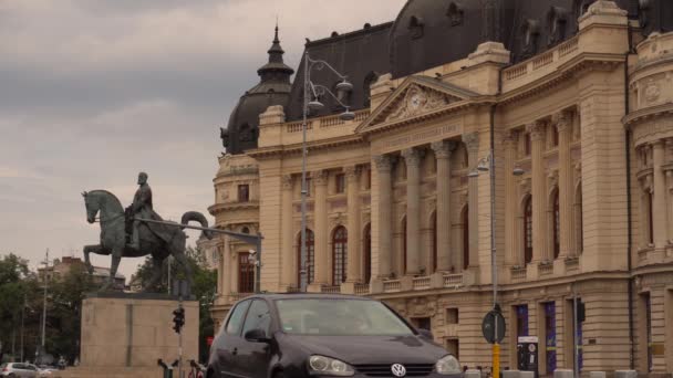 Vidéo Bâtiment Bibliothèque Université Centrale Nationale Bucarest Avec Statue Roi — Video